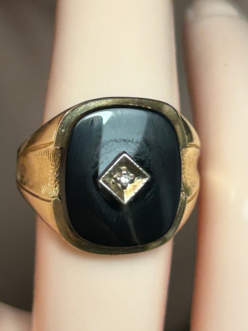 Vintage 14k solid yellow gold black onyx center diamond signet ring size 5.5